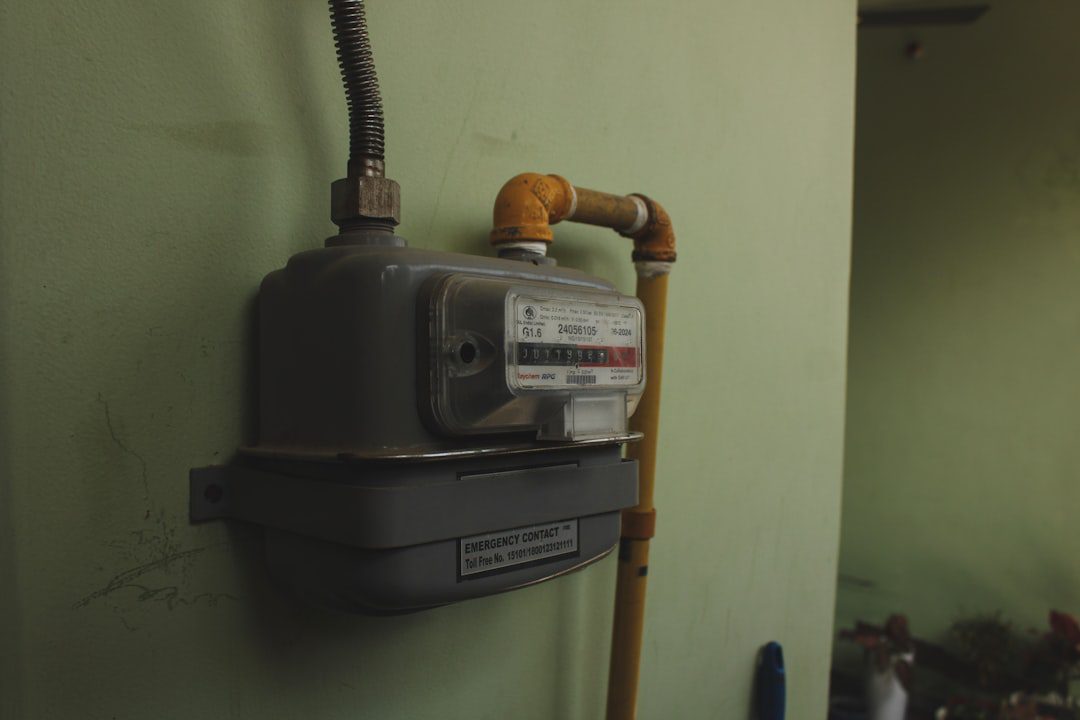 Maprimeadapt' : 3 alertes essentielles pour protéger les seniors des dérives en adaptation logement 3 Artisan qualifié installant une douche de plain-pied sécurisée pour une personne à mobilité réduite