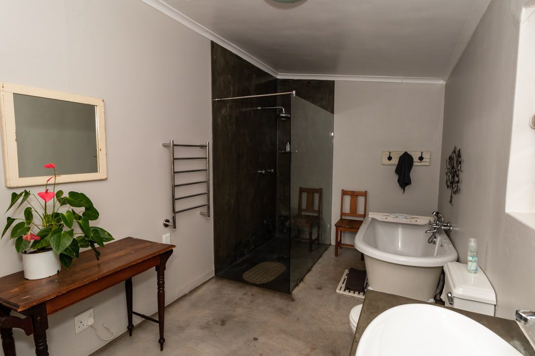 Guide complet des dimensions d'une douche pmr : les 5 normes essentielles à connaître 4 Professionnel prenant les mesures d'une salle de bain pour l'installation d'une douche pmr