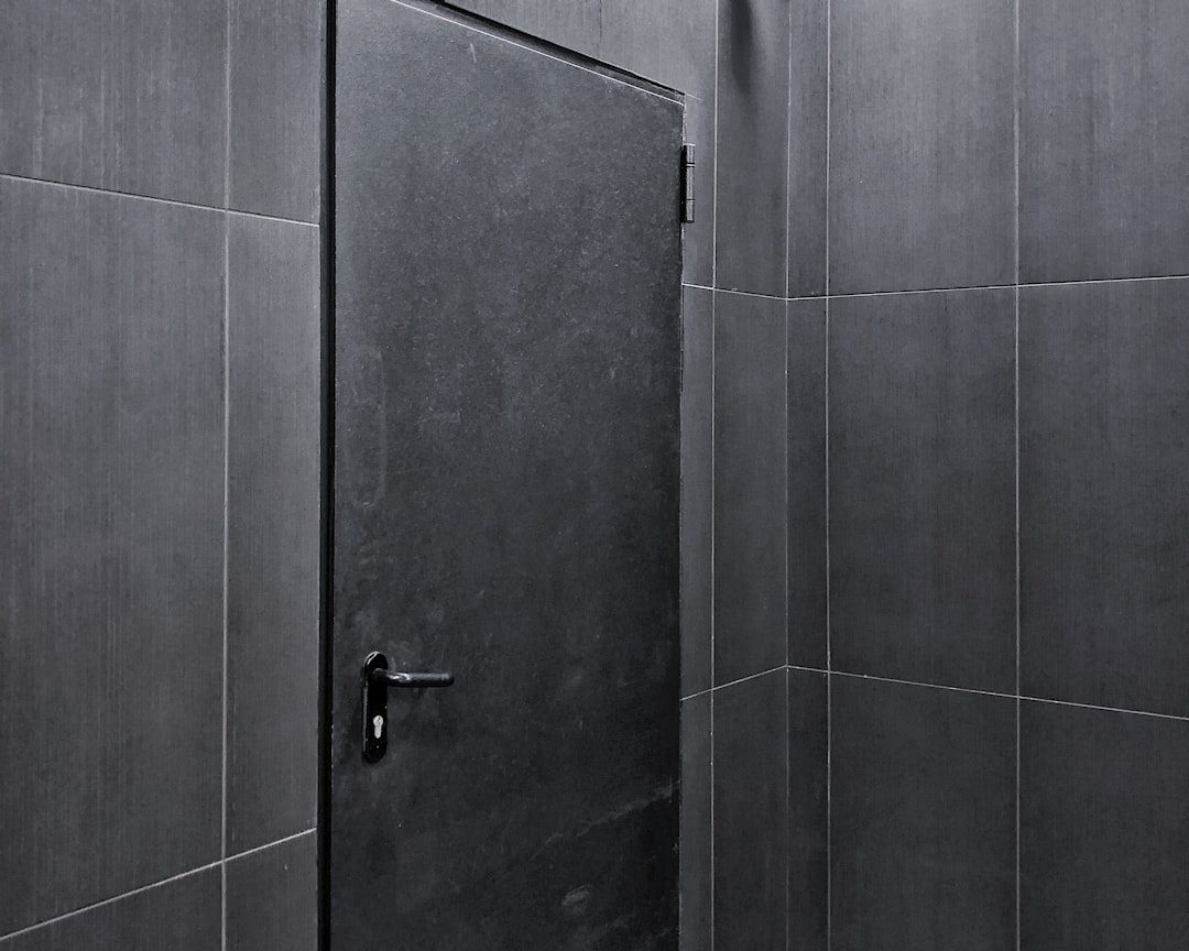 Douche pmr : guide complet pour une salle de bain accessible et sécurisée en 2026 2 Barres d'appui chromées installées dans une douche pmr accessible