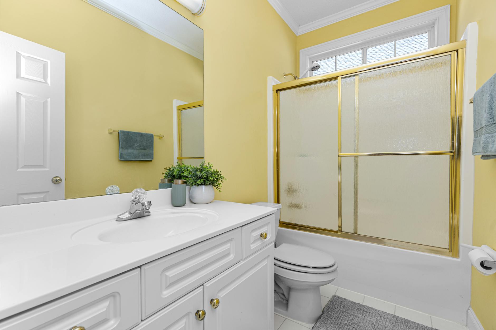 Douche pmr : guide complet pour une salle de bain accessible et sécurisée en 2026 1 Douche pmr de plain-pied avec siège rabattable et barres d'appui pour senior