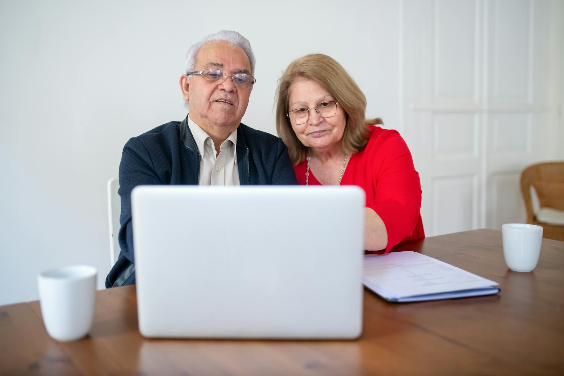 Maprimeadapt' : 3 alertes essentielles pour protéger les seniors des dérives en adaptation logement 2 Personne âgée examinant un devis d'adaptation de logement pmr à son domicile