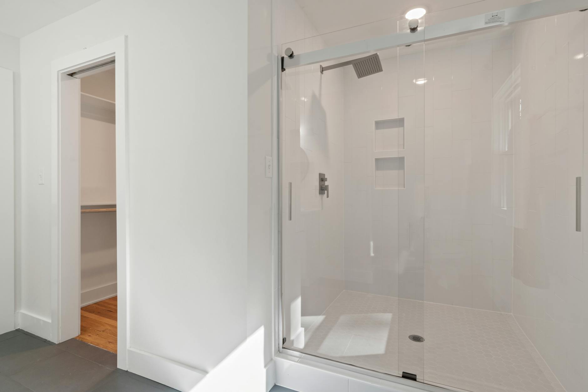 Douche pmr : guide complet pour une salle de bain accessible et sécurisée en 2026 3 Salle de bain rénovée avec douche pmr moderne et carrelage antidérapant