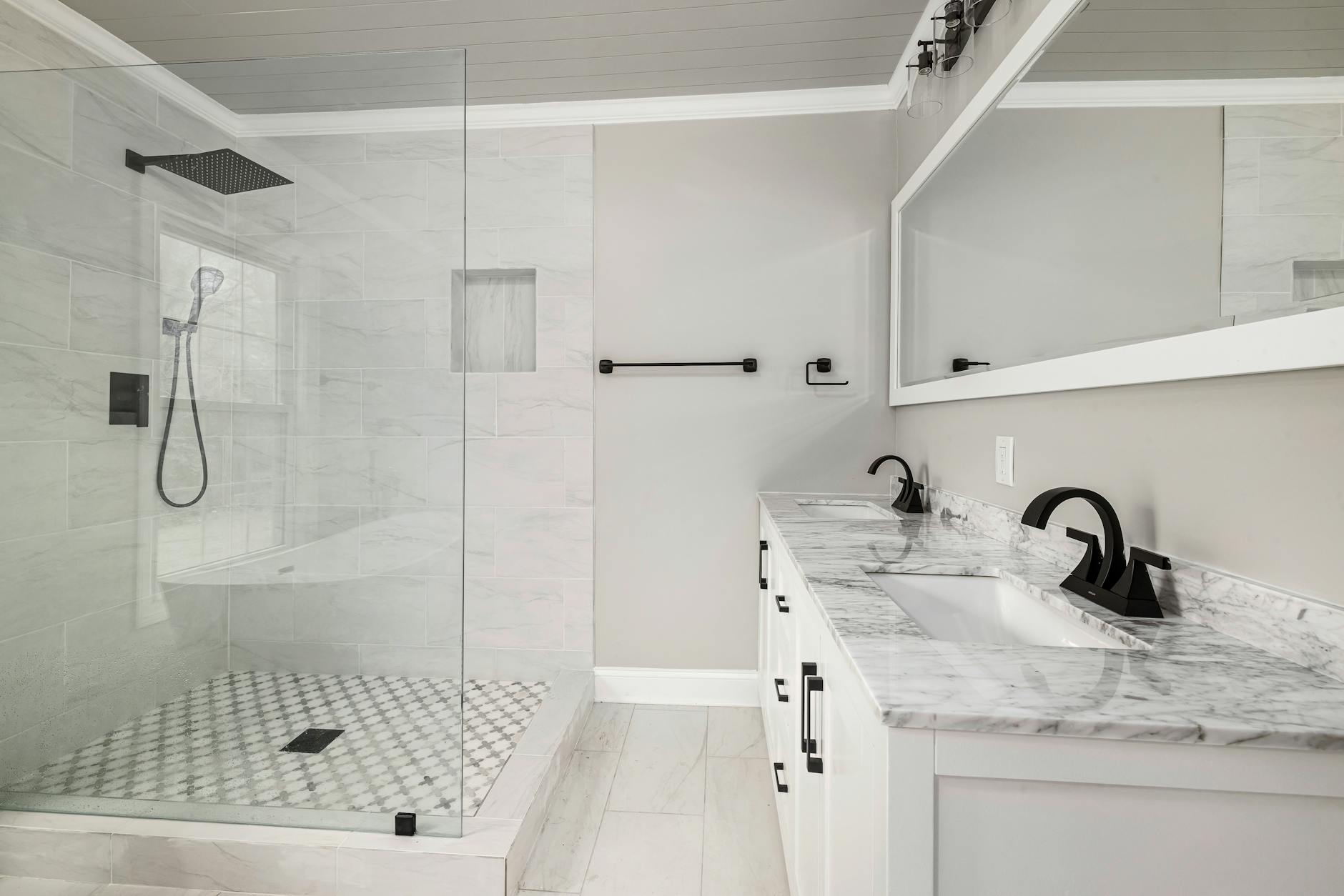 Guide pratique 2026 : comment aménager une douche pmr sécurisée en 5 étapes 1 Douche pmr de plain-pied aménagée pour une personne à mobilité réduite