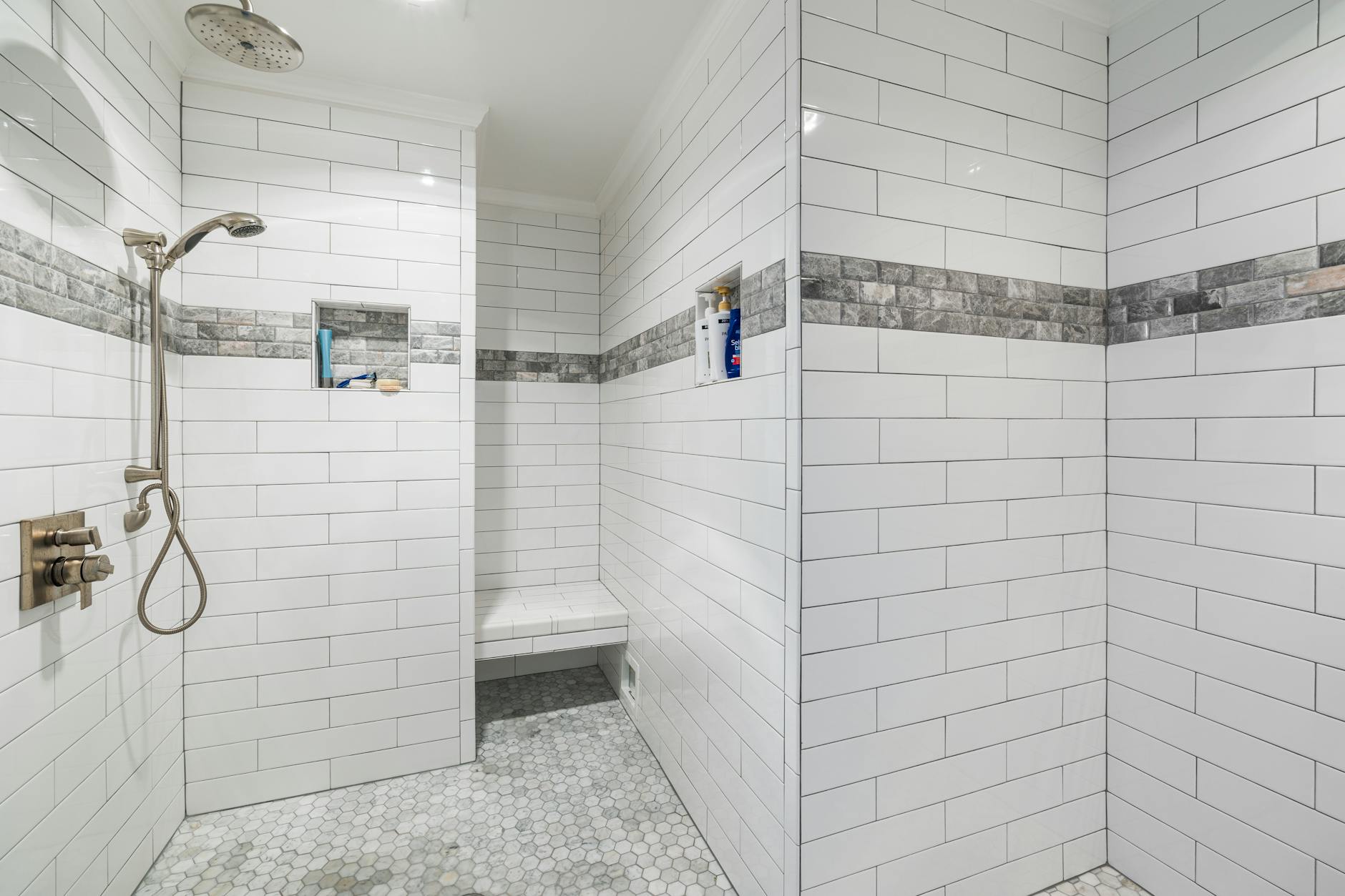 Guide complet des dimensions d'une douche pmr : les 5 normes essentielles à connaître 1 Douche pmr de plain-pied aux dimensions accessibles dans une salle de bain rénovée