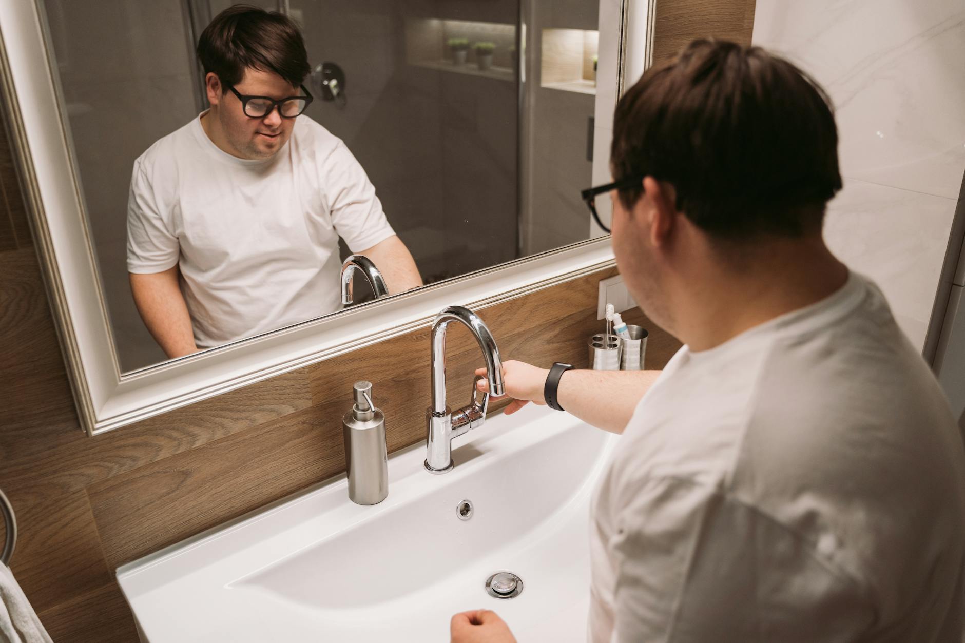 Guide pratique 2026 : comment aménager une douche pmr sécurisée en 5 étapes 2 Salle de bain aménagée selon les normes d'accessibilité pmr avec barres d'appui
