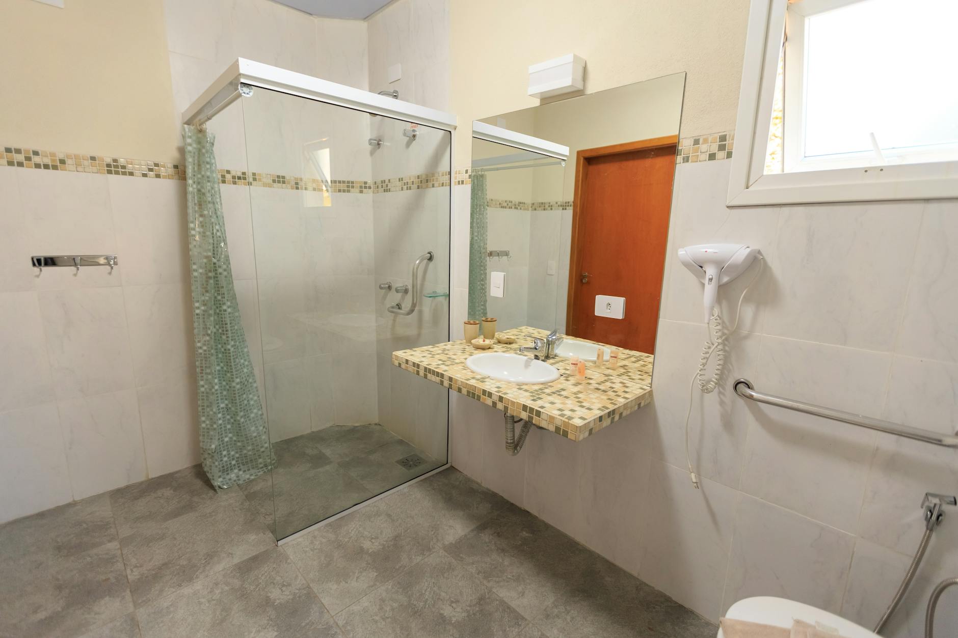 Guide complet des dimensions d'une douche pmr : les 5 normes essentielles à connaître 3 Salle de bain entièrement rénovée avec douche pmr aux dimensions conformes pour le maintien à domicile